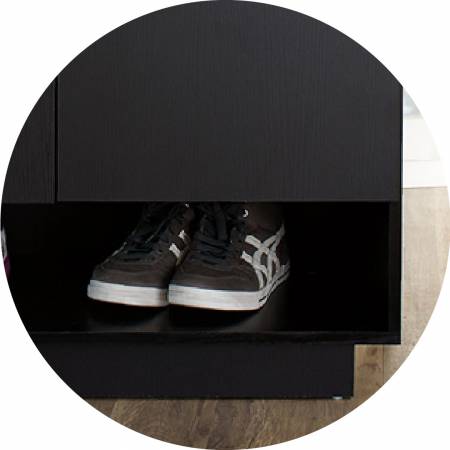 Sotto la scarpiera c'è un design open space.